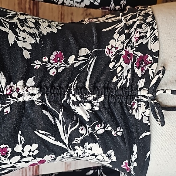 GUESS ERIE BLACK RUCHED V NECK CROP TOP - Picture 8 of 13